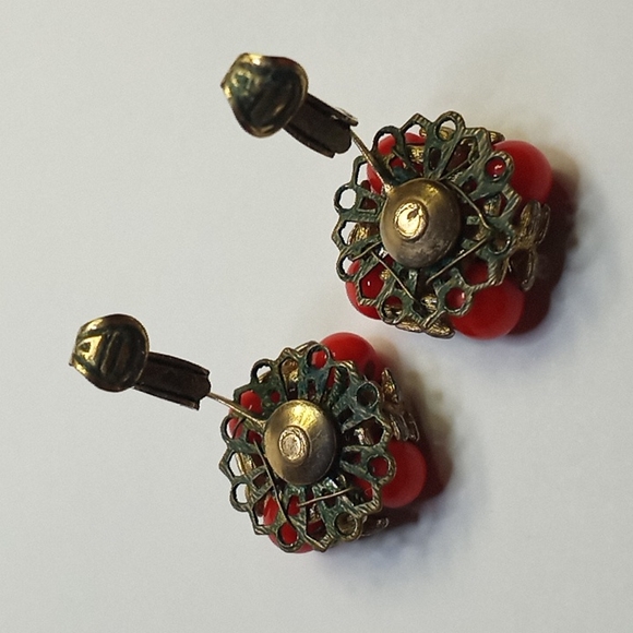 SuPer Rare c1940s VOGUE Gold Tone Red-Orange Coral Lucite Bead Clip Earring - Picture 9 of 16